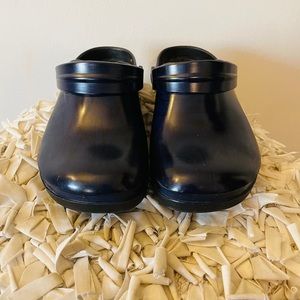 Women’s crocs!😎